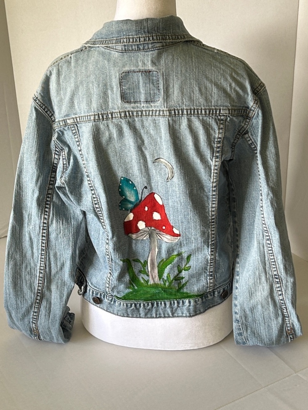 LEVI’S VINTAGE  CROPPED DISTRESSED LIGHT BLUE TRUCKER JACKET SIZE SMALL